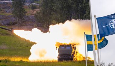 Europa behöver inte ensidigt fler stridsflygplan och missiler, utan dialog och diplomati, skriver 105 debattörer