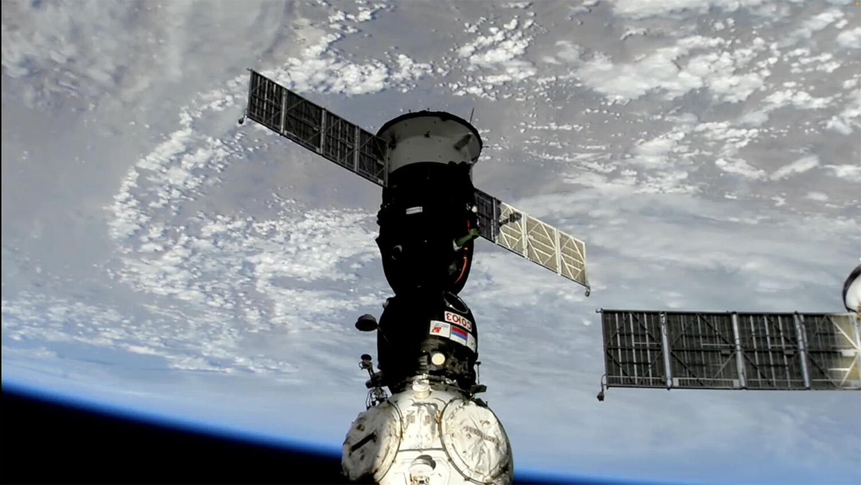 040825-docking2.jpg 
