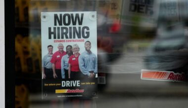 US jobless benefit claims fall last week as labor market remains strong despite recession fears
