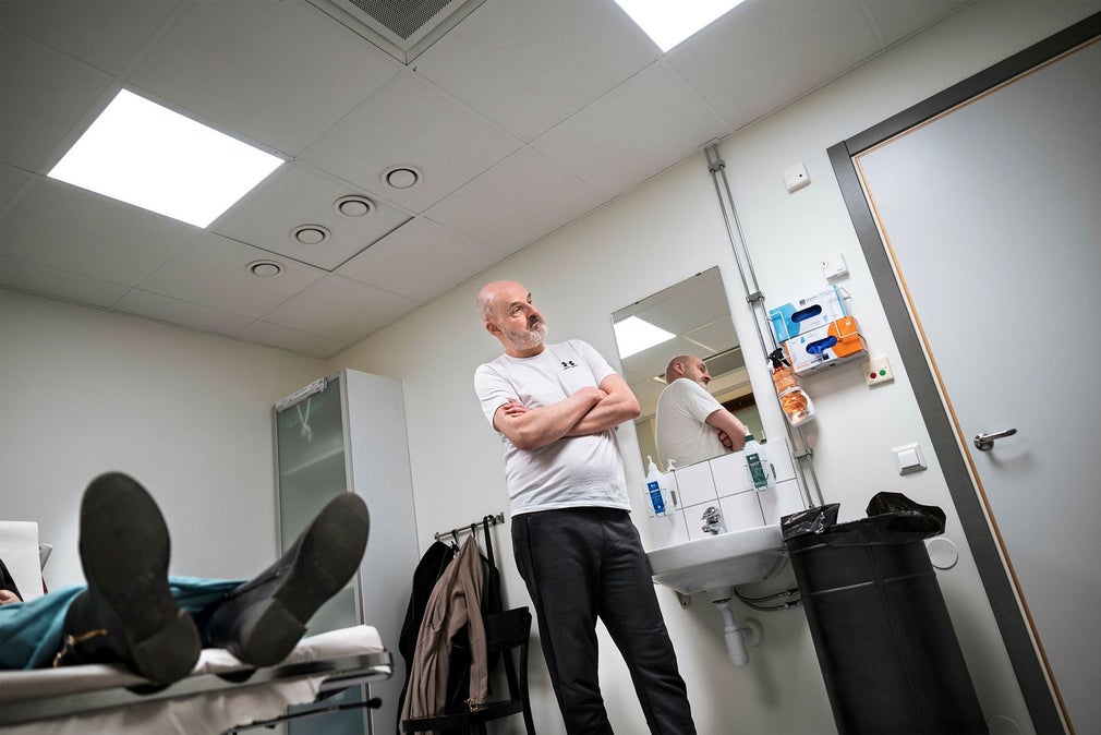 Carl Swartling har flyttat runt med sina svettmottagningar. När Svettmottagningen öppnade i Köpenhamn blev det en skenande nota för utomlandsvård för regionerna. ”Vi har haft svårt att hjälpa de här patienterna och har hittat vägar genom juridiken”, säger Carl Swartling.