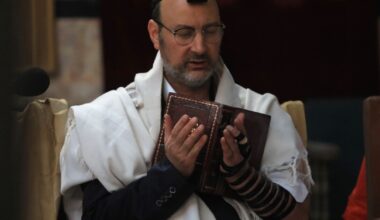 Syrian-American Jews visit Damascus synagogue