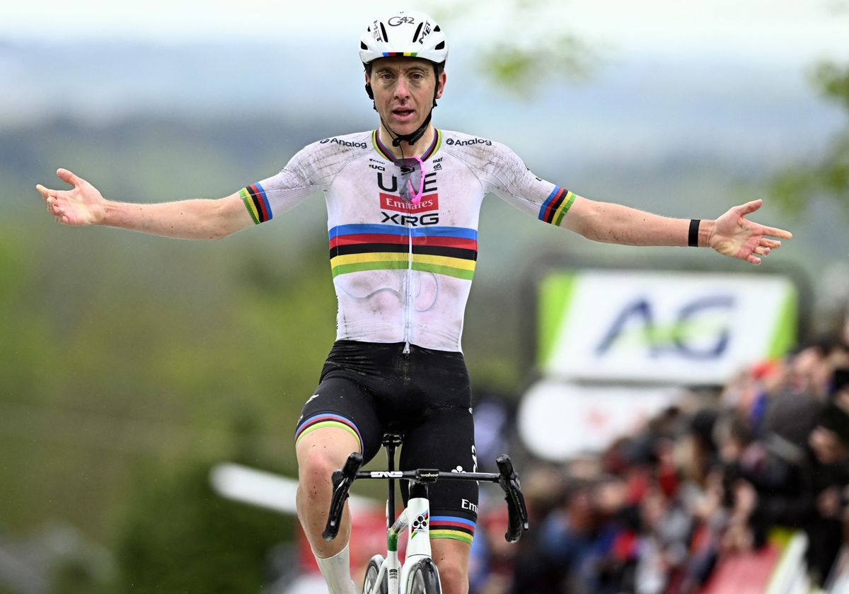Tadej Pogacar, cycliste slovène de l’équipe UAE Team Emirates, franchit la ligne d’arrivée pour remporter la course La Fleche Wallonne, 205,2 km de Ciney à Huy, le 23 avril 2025. Tadej Pogacar, cycliste slovène de l’équipe UAE Team Emirates, franchit la ligne d’arrivée pour remporter la course La Fleche Wallonne, 205,2 km de Ciney à Huy, le 23 avril 2025.