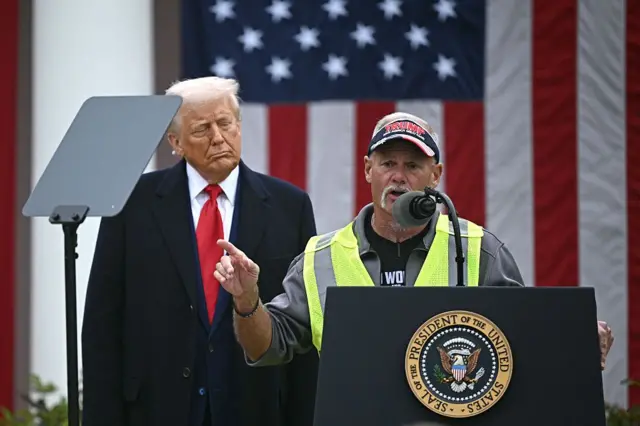 Brian, un trabajador del sector automotriz de Detroit, interviene en el acto para defender las medidas de Trump.