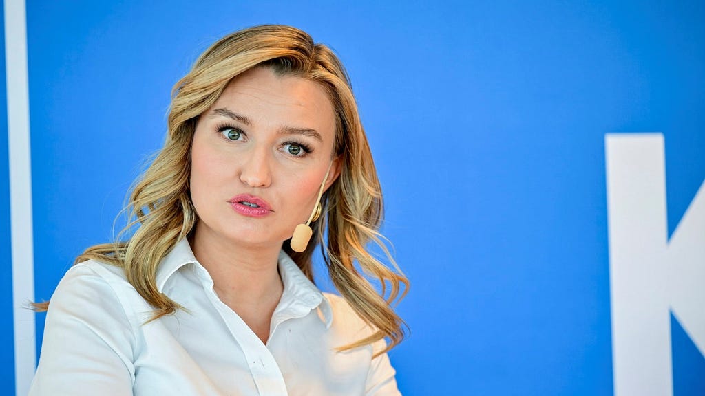 Ebba Buschs varnar svenska företag: Flytta inte till USA
