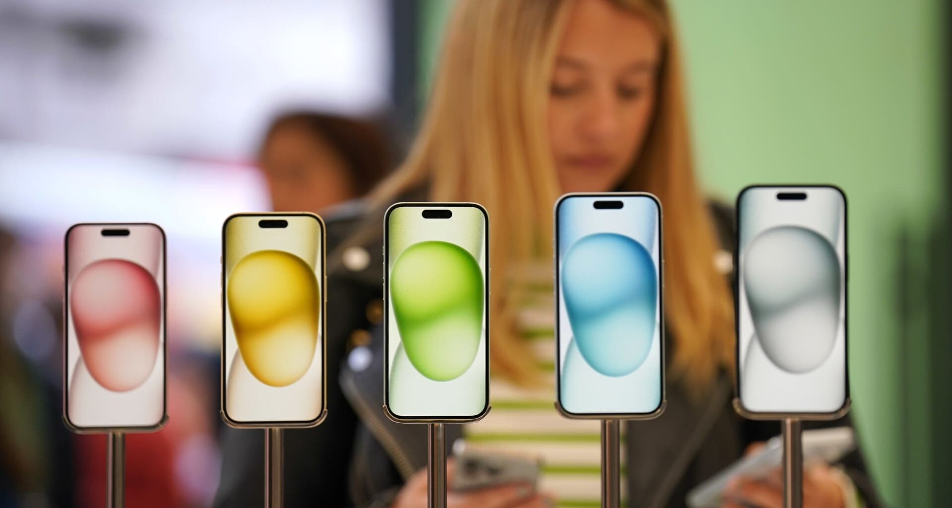 Bank of America cuts Apple price target on tariff hit, delayed AI rollout