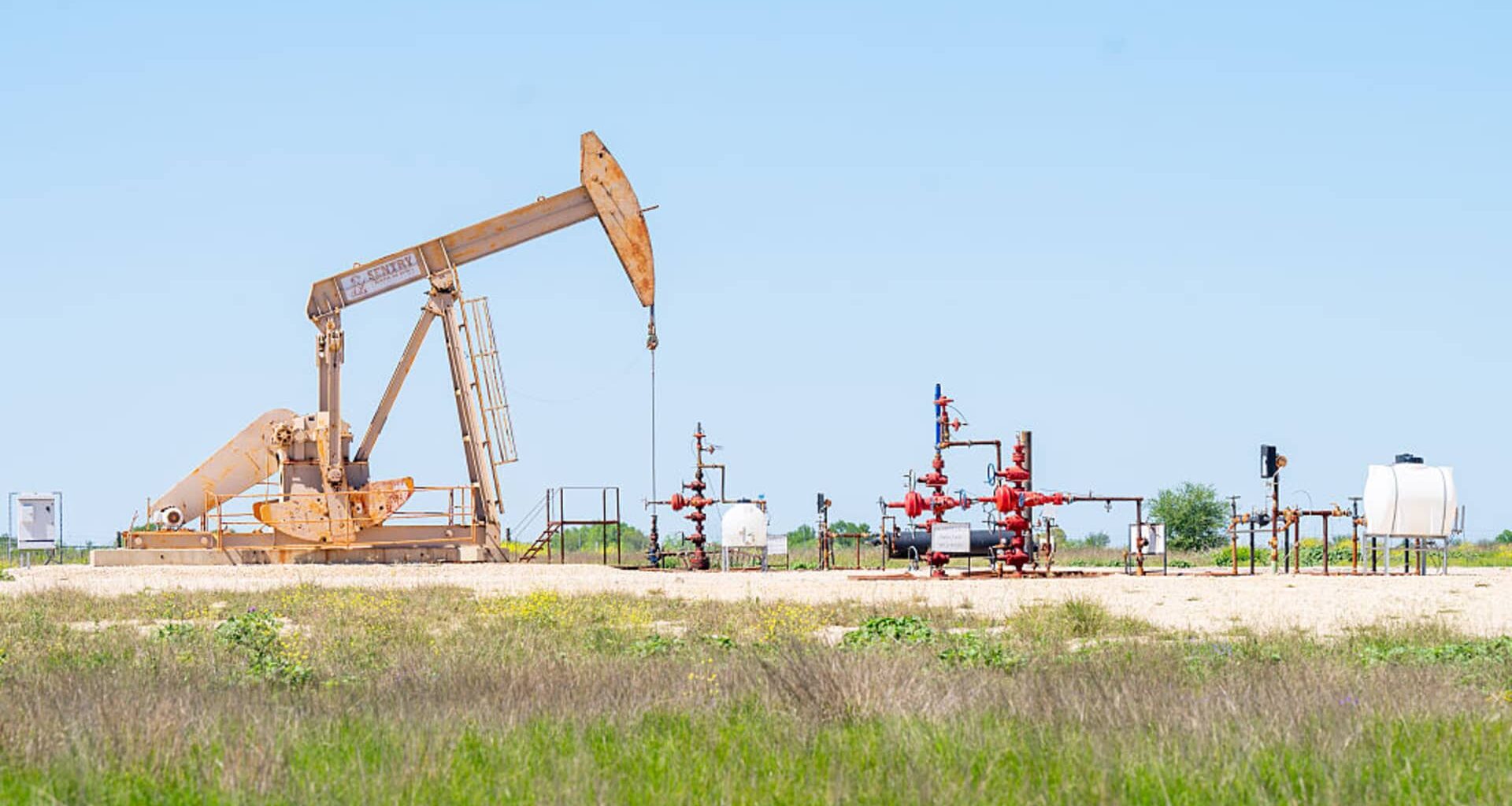 U.S. crude oil tumbles as China imposes retaliatory tariffs
