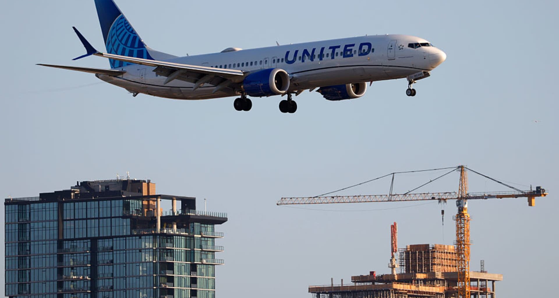 United Airlines' two forecasts reflect turbulence