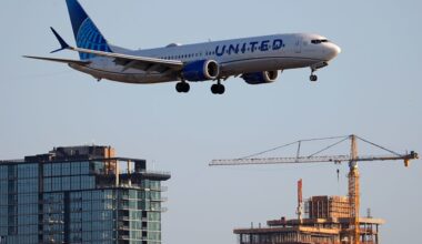United Airlines' two forecasts reflect turbulence