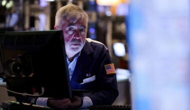 This stock is gaining momentum, while the rest of the market struggles, according to the charts