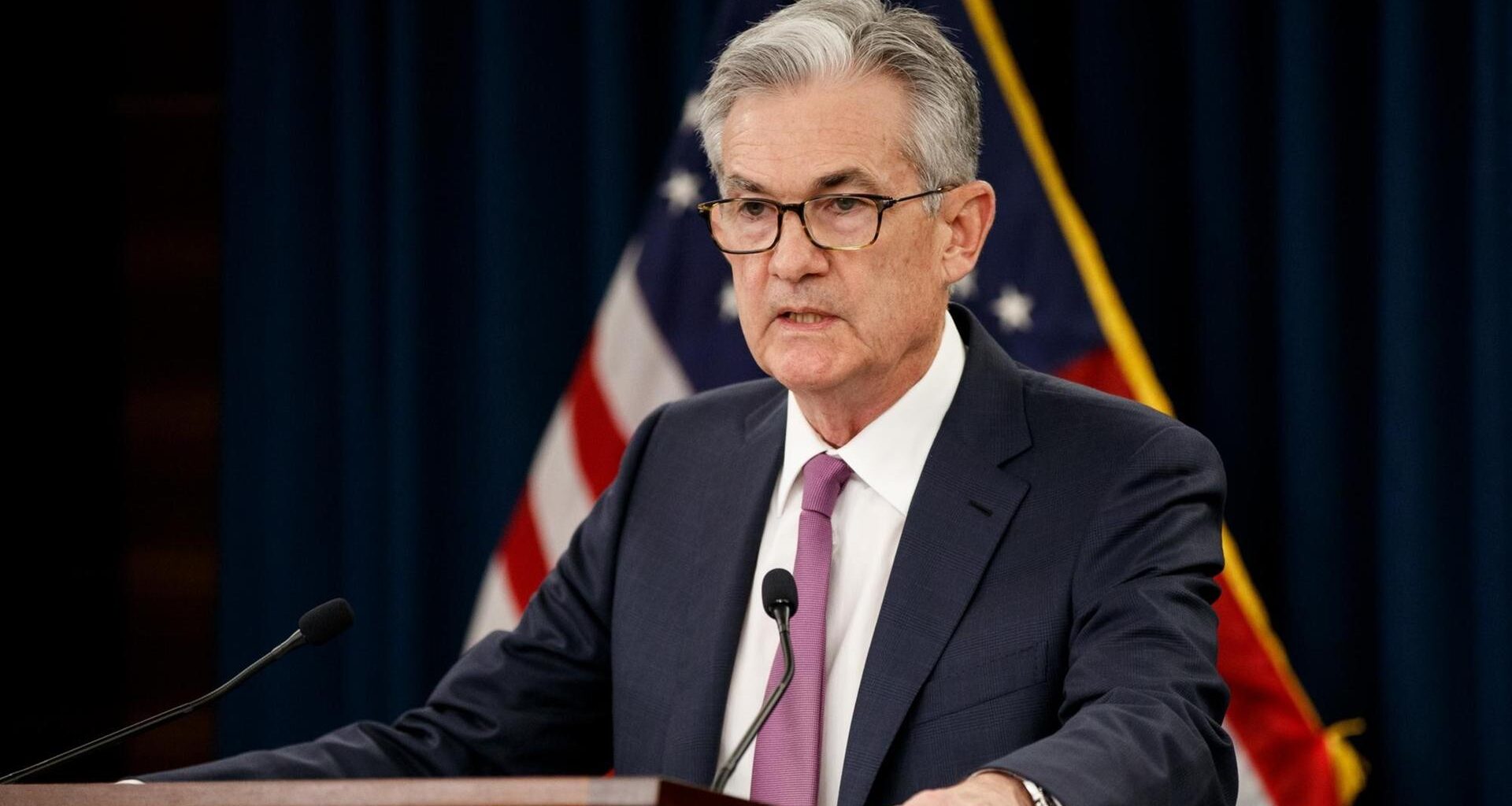 Fed-Chef Jerome Powell steht an einem Mikrofon.
