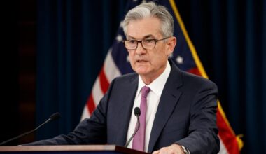 Fed-Chef Jerome Powell steht an einem Mikrofon.