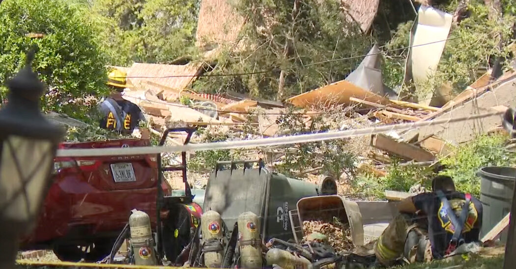 Explosion in Austin Damages 24 Houses and Injures 6 People
