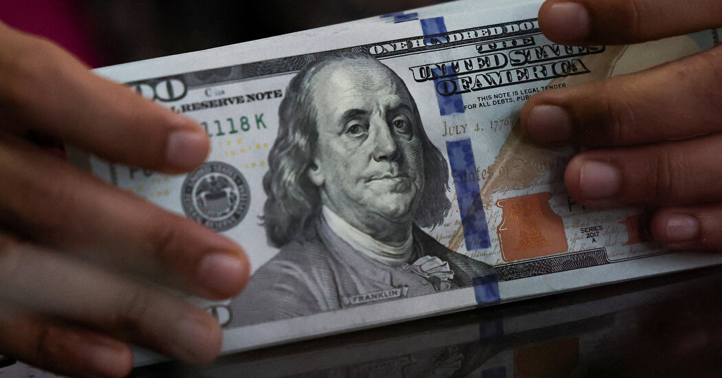 US Dollar Keeps Falling as Trump’s Tariffs Rattle Investors