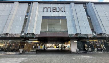 Okužba v Maxiju: doslej zbolelo 36 ljudi, telefoni na NIJZ pregorevajo