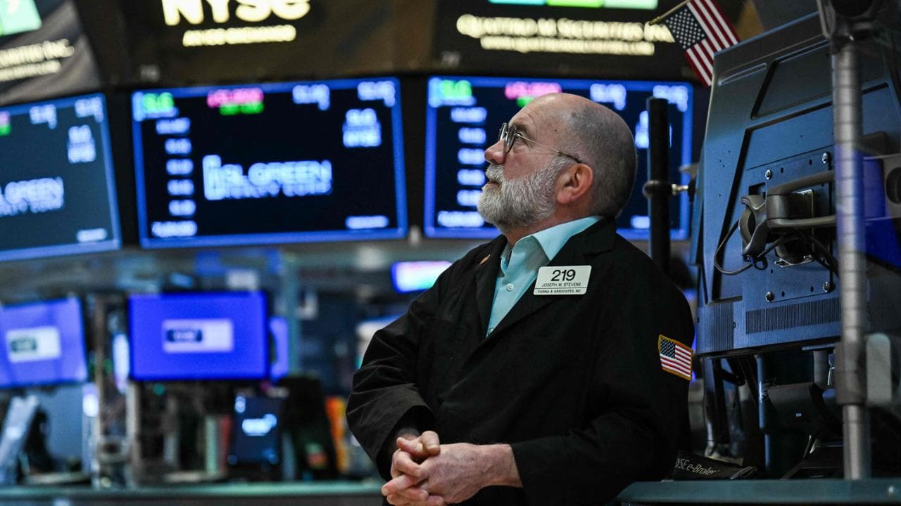 Un operatore di Borsa a Wall Street