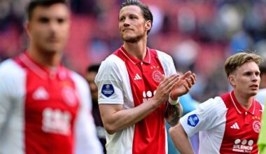Wout Weghorst reageert met glimlach op uitspraak Francesco Farioli: ’Het is mooi dat hij het op mij afschuift’ | Voetbal