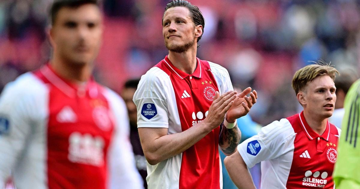 Wout Weghorst reageert met glimlach op uitspraak Francesco Farioli: ’Het is mooi dat hij het op mij afschuift’ | Voetbal