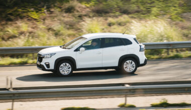 Torrelavega, Spanyolország - 2025. február 19: Suzuki S-Cross egy kétsávos országúton