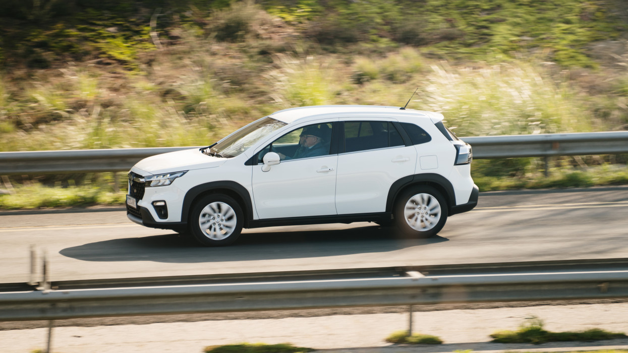 Torrelavega, Spanyolország - 2025. február 19: Suzuki S-Cross egy kétsávos országúton