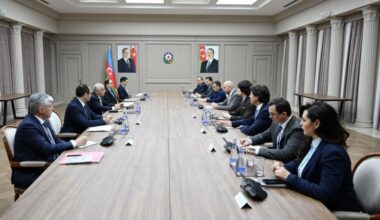 Azerbaijani PM holds talks with Moldovan Deputy PM