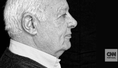Morreu Carlos Matos Gomes, capitão de Abril. "Partiu sereno e com músicas de Abril"