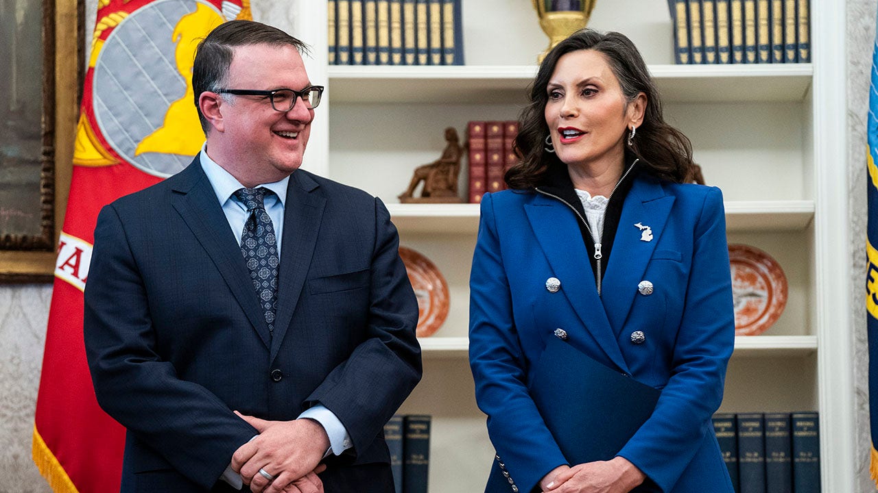 Whitmer shields face with folder during Trump Oval Office meeting