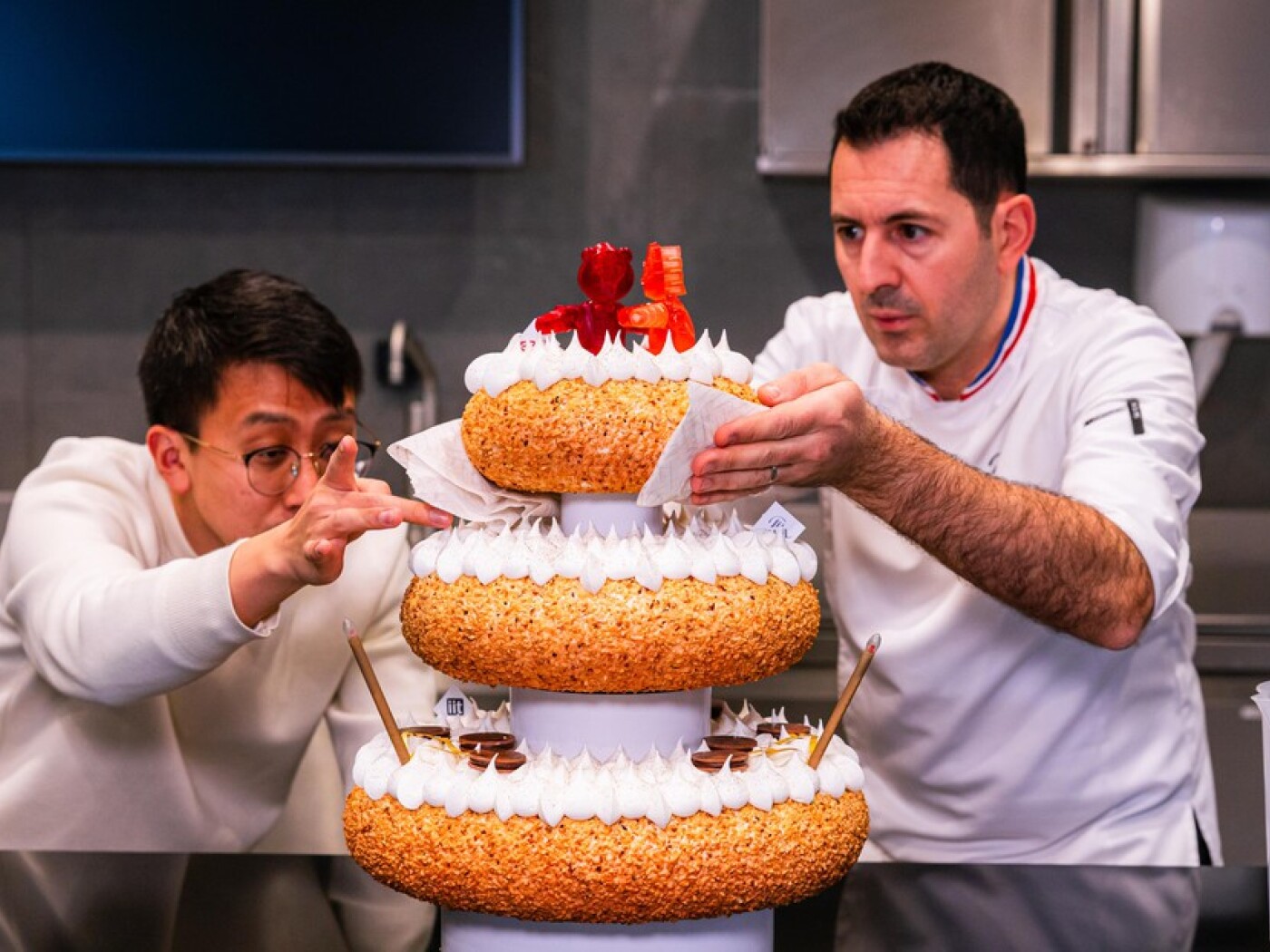 Robot-controlled and edible wedding cake in the Swiss pavilion