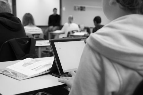 Työterveyshuollon tekemän työpaikkaselvityksen mukaan koulun henkilöstön työhyvinvointi heikkeni hälyttävästi rehtorin kaudella. Kuvituskuva.