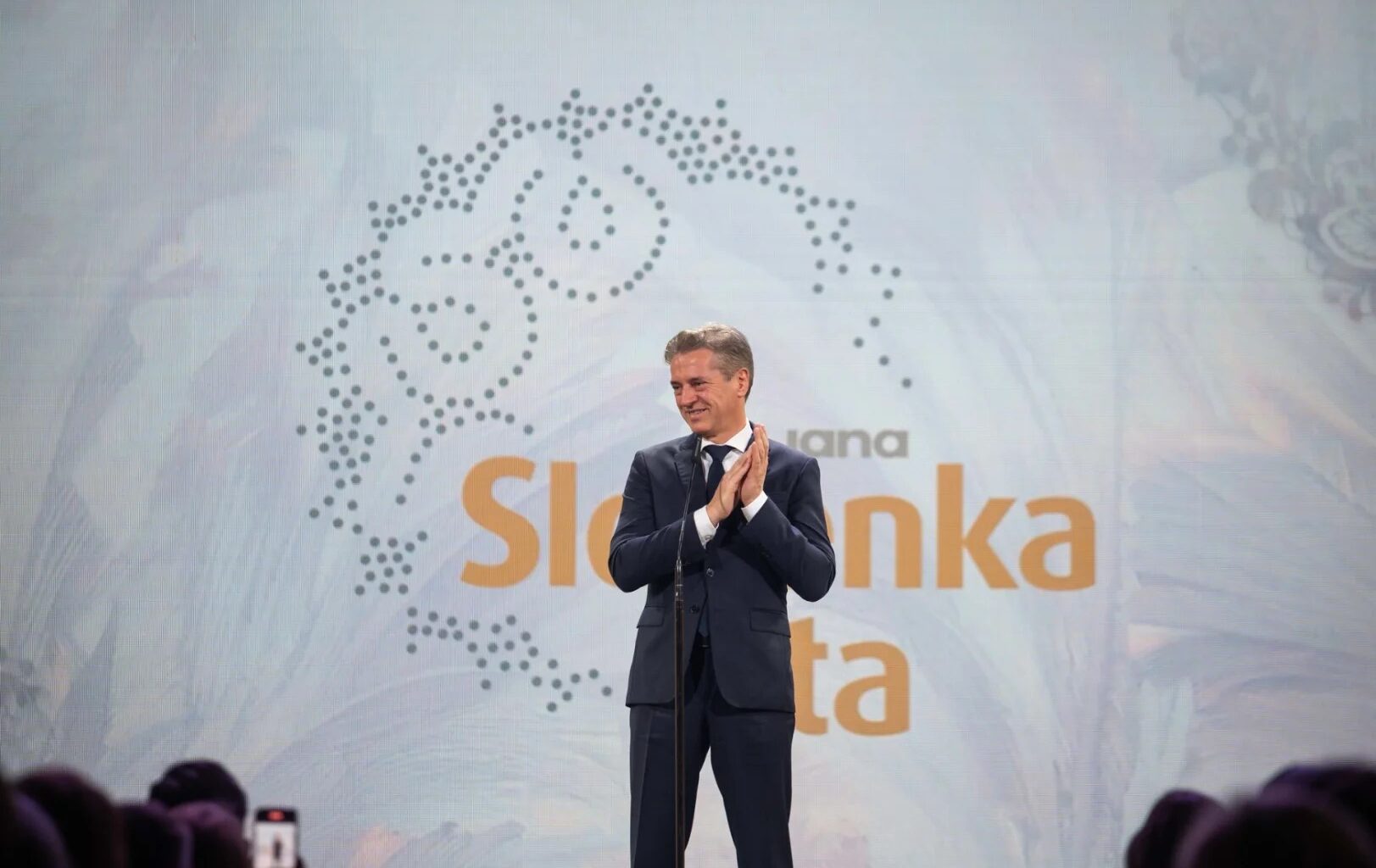 Golob in Subotič nista prijatelja, Tomaž je prijatelj Toneta Ropa. Zato, česa se je ustrašil Golob in kaj moleduje Macrona? ~ Portal24