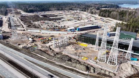 Rakennustyömaa Hepokorvessa Espoossa maaliskuussa 2025. Alueelle (ylempänä) on rakenteilla Microsoftin datakeskus, jonka on määrä valmistua vuonna 2027.