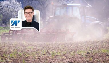 Ein Traktor zieht eine Egge über ein Feld und wirbelt eine Staubwolke auf. Fehlender Regen und kräftige Winde die für eine Austrocknung des Bodens sorgen bereiten den Landwirten in Norddeutschland zunehmend Sorgen.

