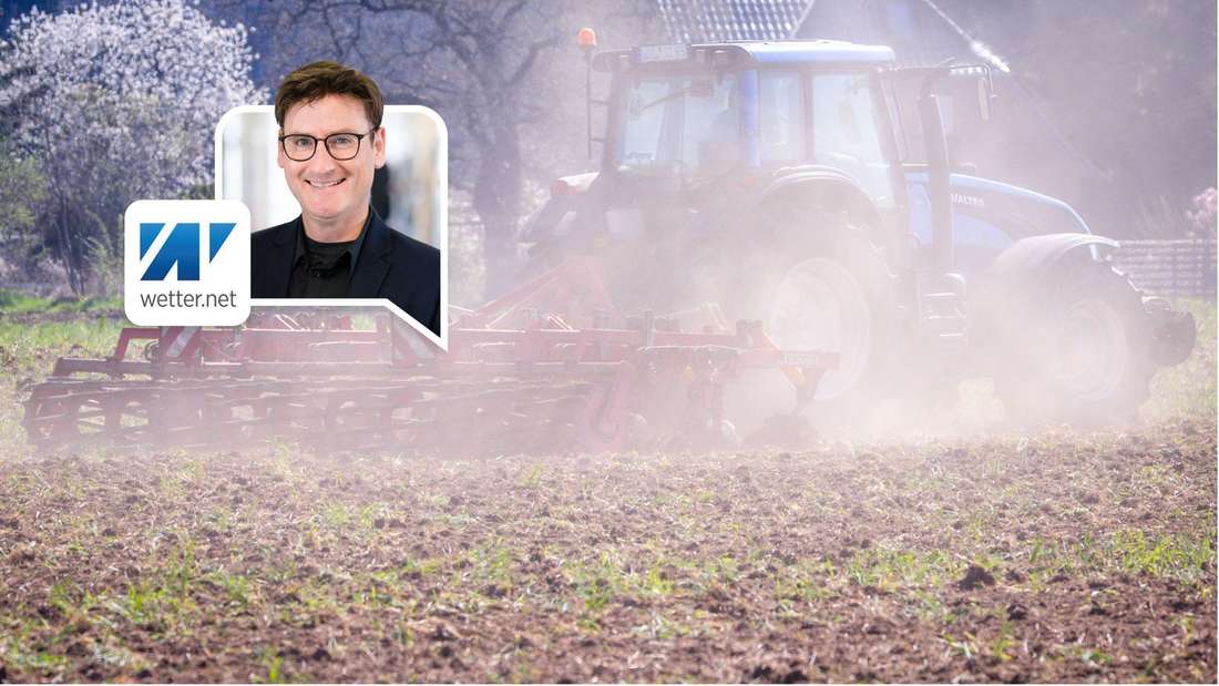 Ein Traktor zieht eine Egge über ein Feld und wirbelt eine Staubwolke auf. Fehlender Regen und kräftige Winde die für eine Austrocknung des Bodens sorgen bereiten den Landwirten in Norddeutschland zunehmend Sorgen.
