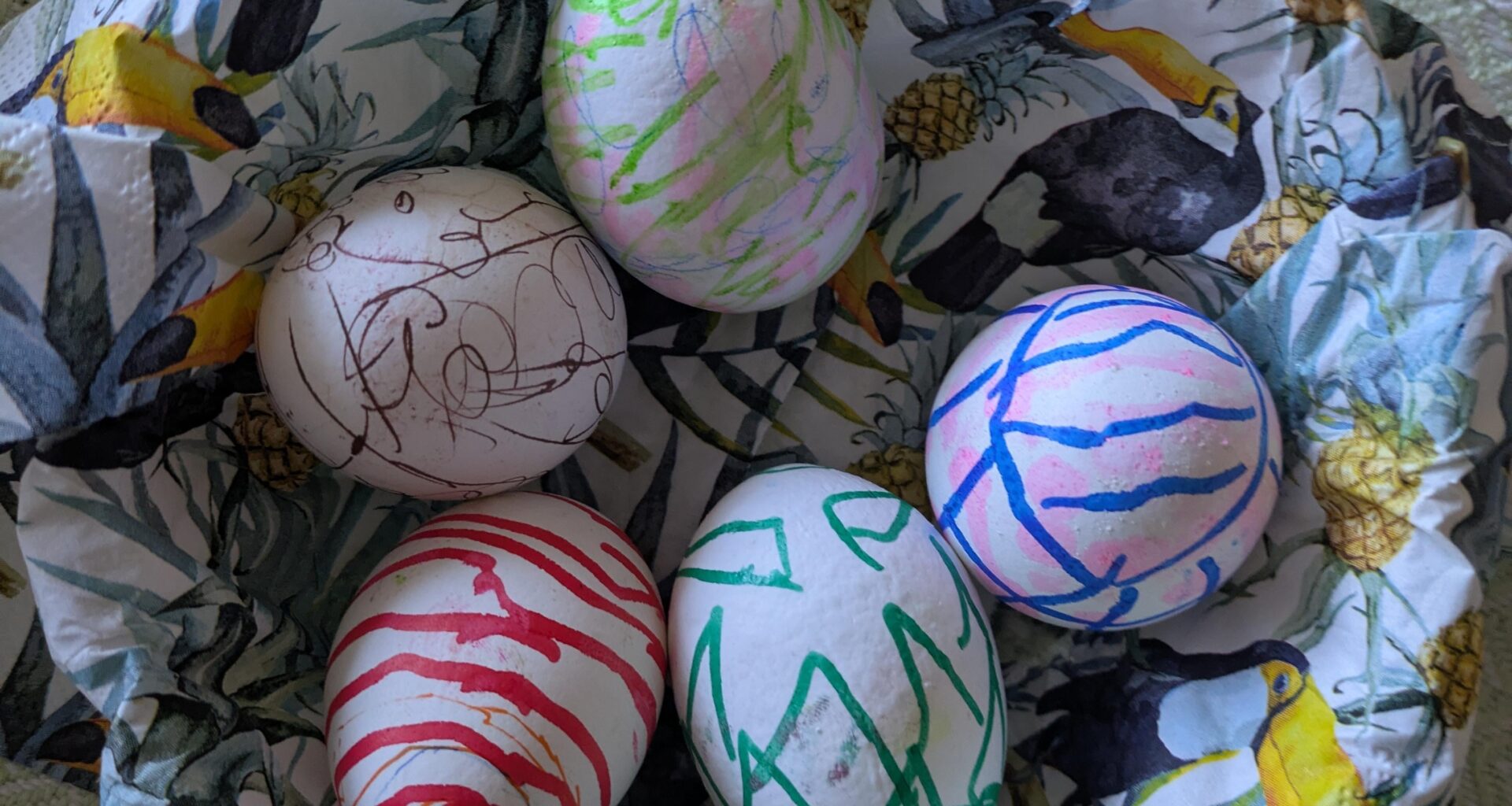 Ganz liebe Ostergrüße von meinem Opa, er hat für eure Belustigung mal wieder Eier bemalt