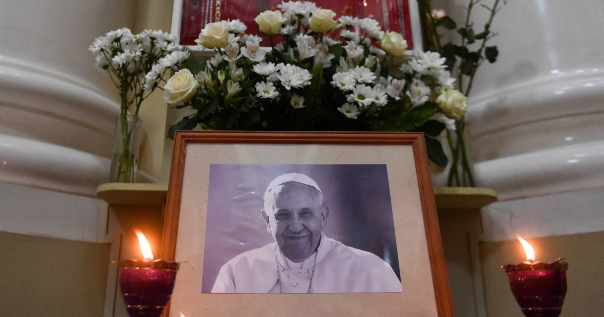 World reacts after Pope Francis dies