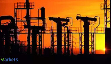 Oil prices climb on short-covering, but tariff concerns linger