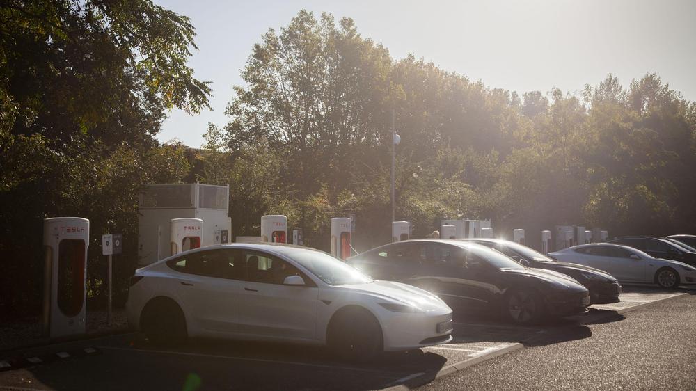 Anreize für Elektroautos: In Deutschland gibt es nur geringe Steuervorteile für elektrische Dienstwagen. Das Steuersystem belohnt sogar besonders schwere Benziner-SUVs.