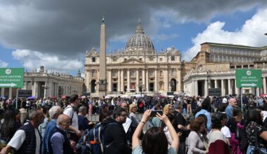 On last day of Pope Francis lying in state, huge crowds flock to Vatican