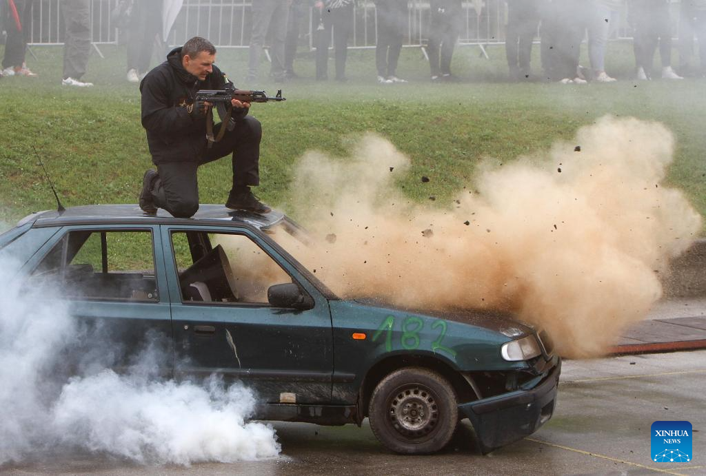Stunt show of gun fighting held to mark Stunt Festival in Croatia-Xinhua