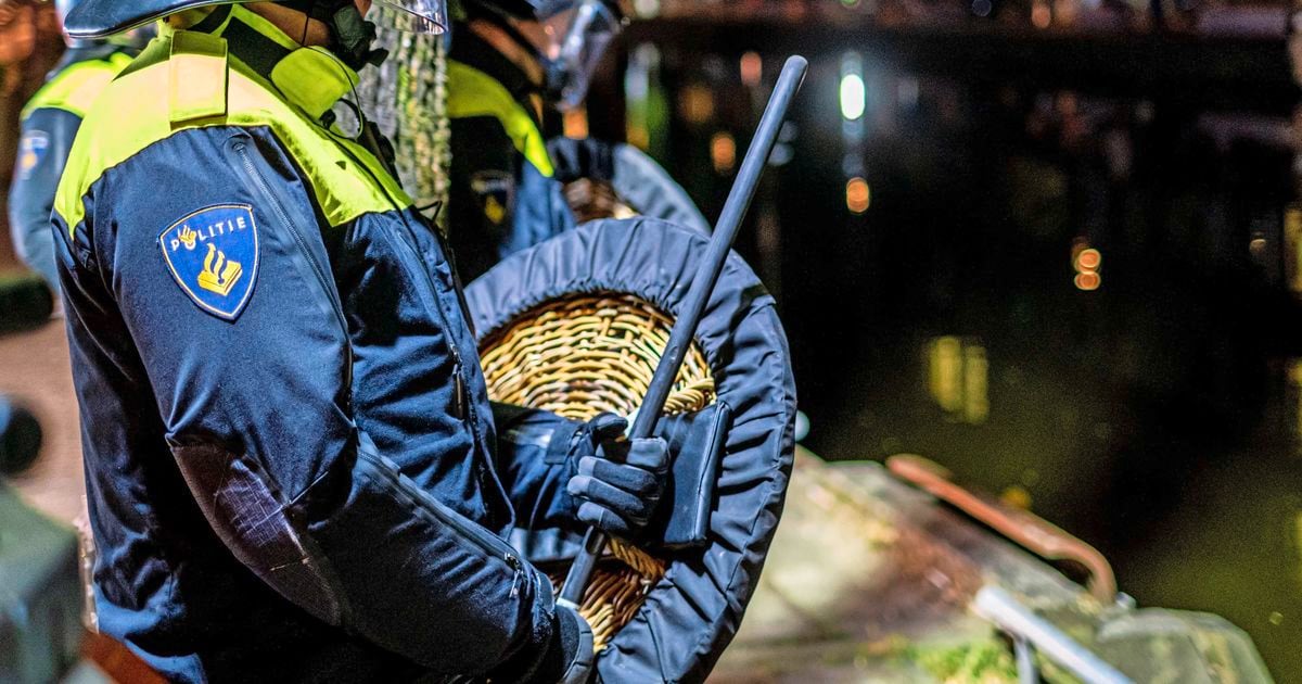 ME grijpt in op Albert Cuypstraat in Amsterdam, agenten bekogeld | Binnenland