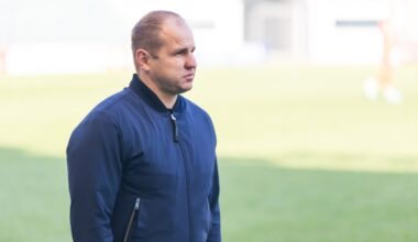 Nikita Andrejev enne tormilisi sündmuseid rahulikult mängu jälgmas. Foto: Katariina Peetson / jalgpall.ee
