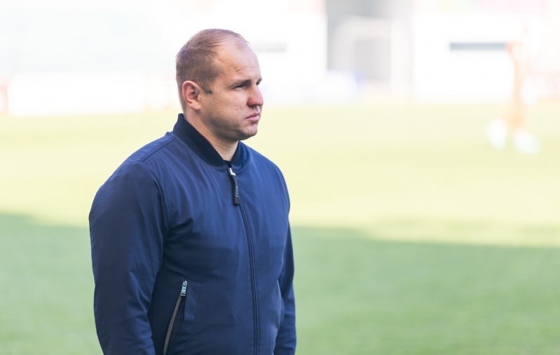 Nikita Andrejev enne tormilisi sündmuseid rahulikult mängu jälgmas. Foto: Katariina Peetson / jalgpall.ee