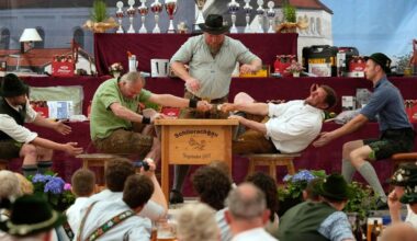 Bloody fingers are just part of the game in this traditional German sport