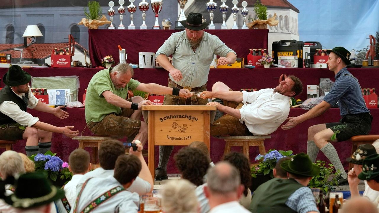 Bloody fingers are just part of the game in this traditional German sport