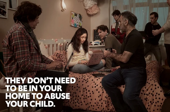 Imagine cu o fată care stă pe net înconjurată de mai mulți presupuși abuzatori sexuali online