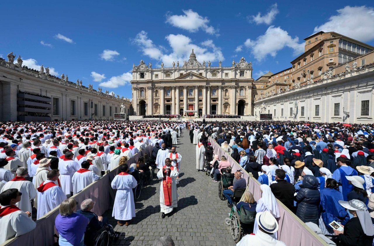 Everyone together with Pope Francis in a fraternal embrace