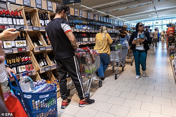 epa12060543 People buy goods at a supermarket due to the blackout affecting Spain and Portugal, in Lisbon, Portugal, 28 April 2025. The blackout hit large parts of Spain and spread to neighbouring Portugal and France, disrupting transport systems, internet connections and daily life, according to authorities. The exact cause of the blackout is unknown.  EPA/TIAGO PETINGA