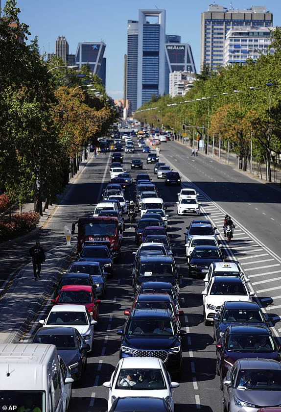 Cars are stuck in traffic during a major power outage in Madrid, Monday, April 28, 2025. (AP Photo/Manu Fernandez)