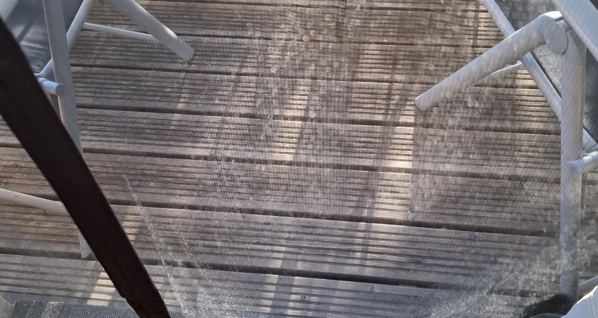 Wie Zwischenräume zwischen den Brettern reinigen?