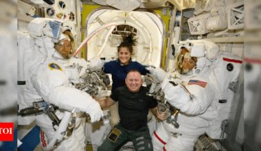 How astronauts live in the International Space Station and what space smells like |