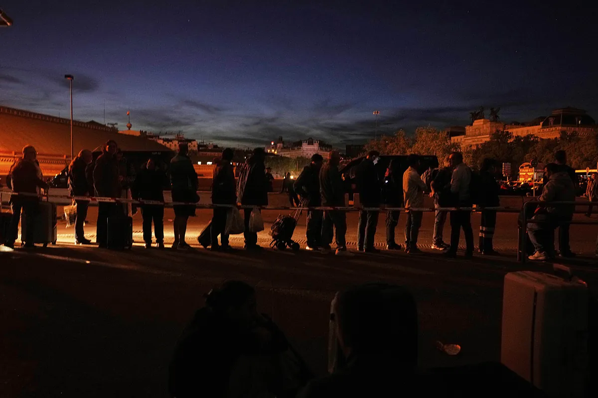 Apagón de luz en España, última hora en directo | Castilla y León estudiará si una persona enferma de ELA murió por el apagón